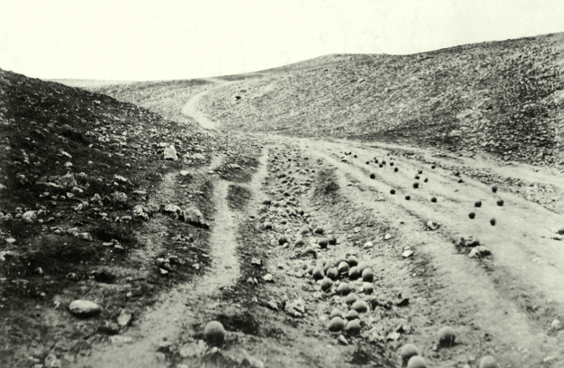 The Valley of the Shadow of Death. Roger Fenton (1835). Cannonballs left on a battlefield during the Crimean War �